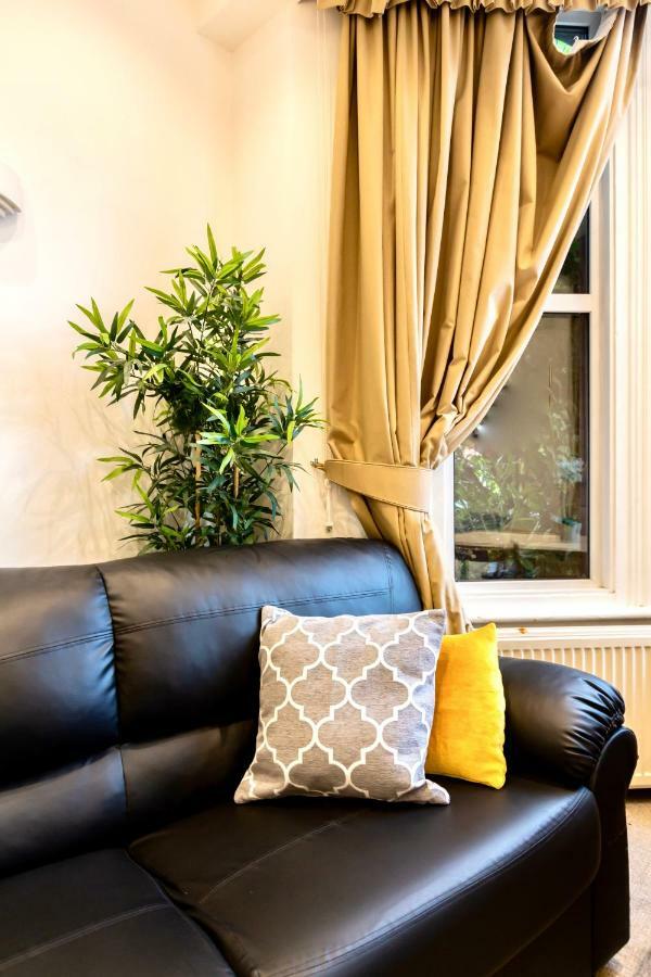 Oyo Tamtam Acton Hotel London Eksteriør billede
